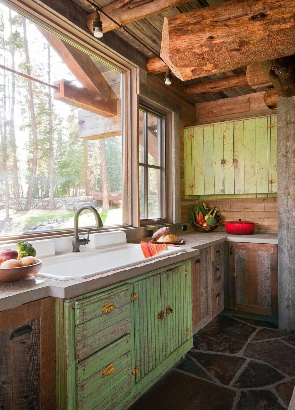 Деревянная кухня в деревенском стиле