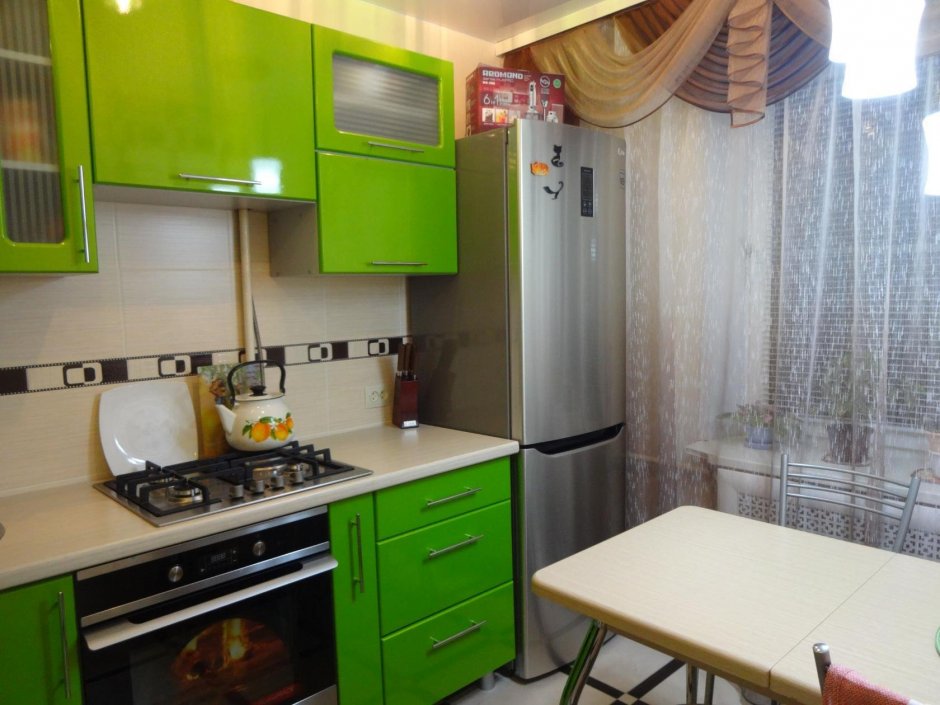 Маленькая кухня с холодильником у окна (34 фото)