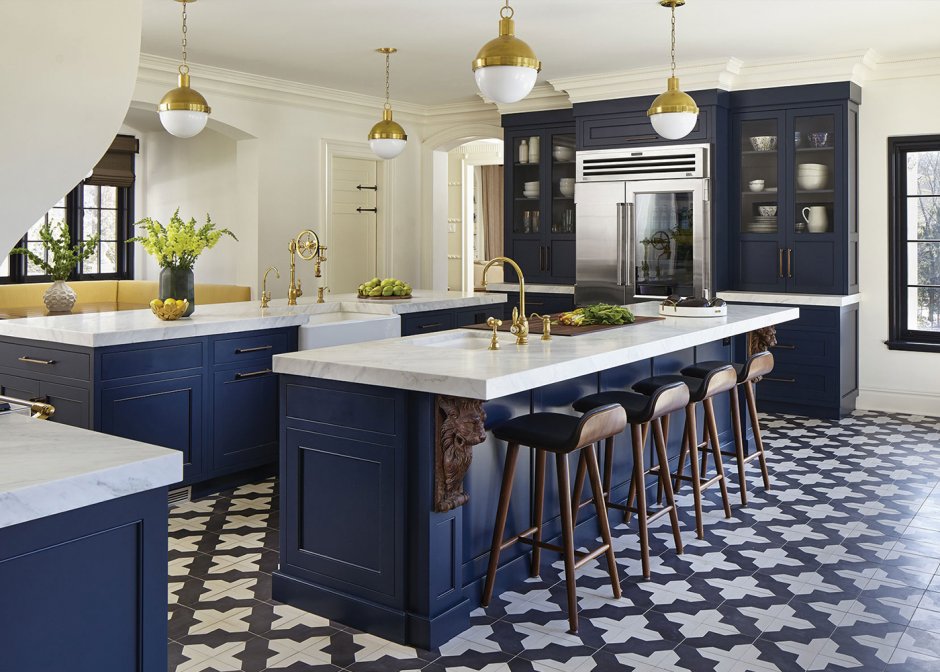 Синяя плитка на полу на кухне
