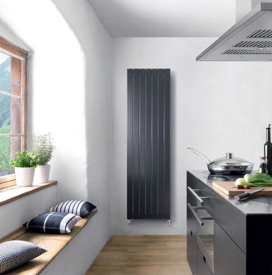 Вертикальный радиатор в интерьере кухни