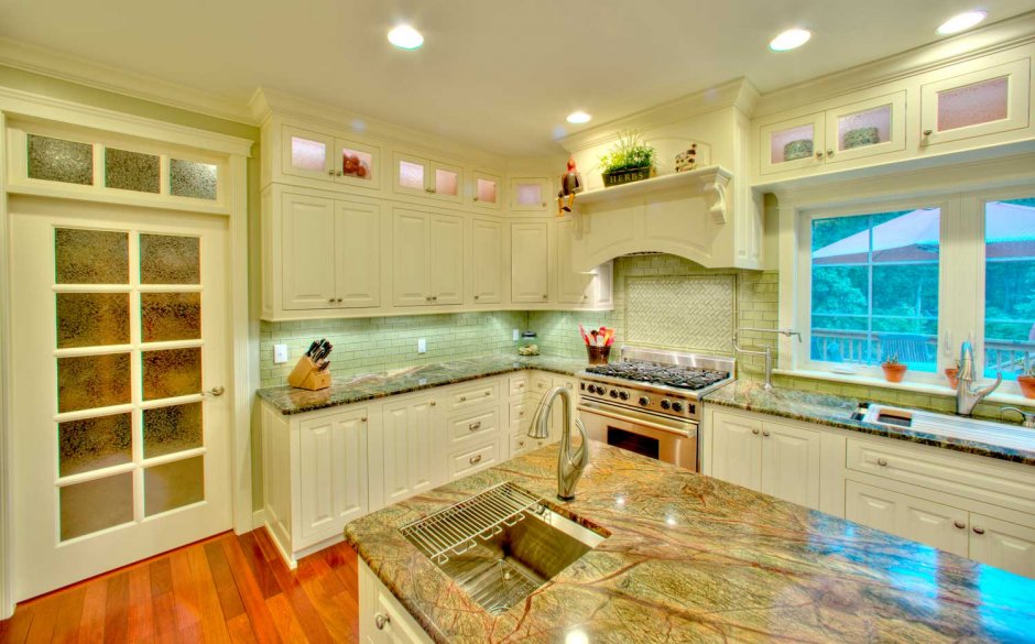 Кухонная комната с зеленой столешницей