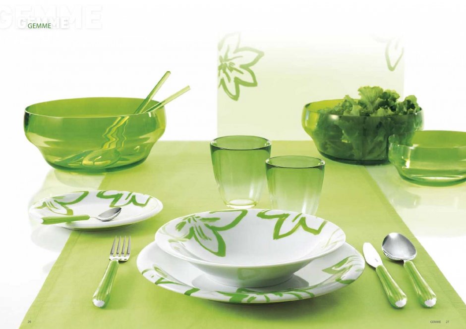 Сервировка стола с зеленой посудой