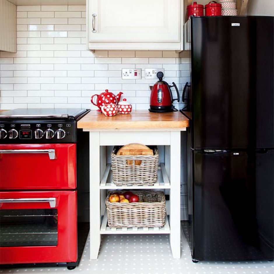 Холодильник черного цвета в интерьере кухни