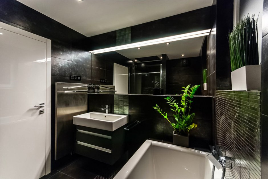 Интерьер ванной комнаты в серых тонах в доме
