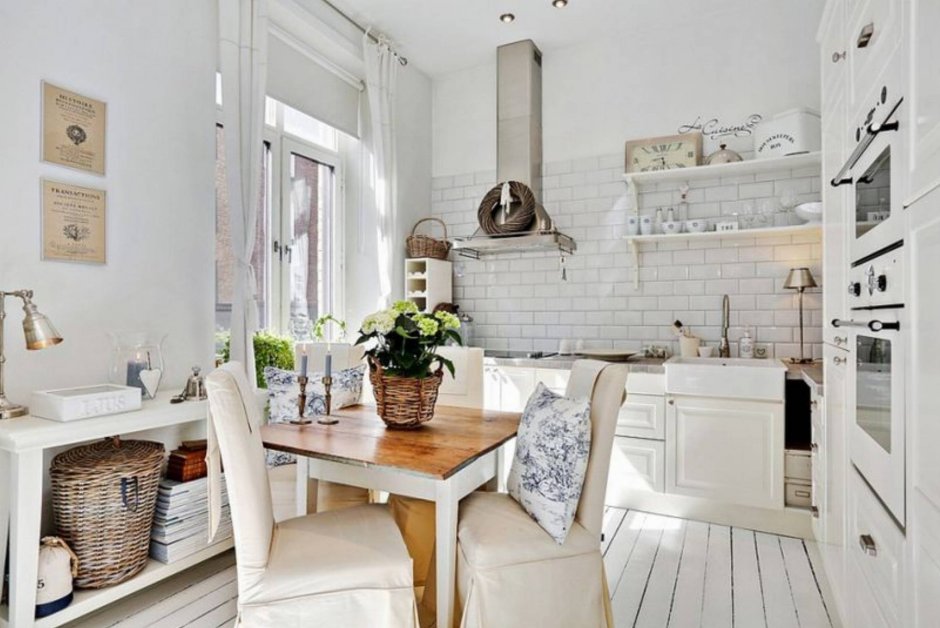 Белая плитка в стиле Кантри на кухне