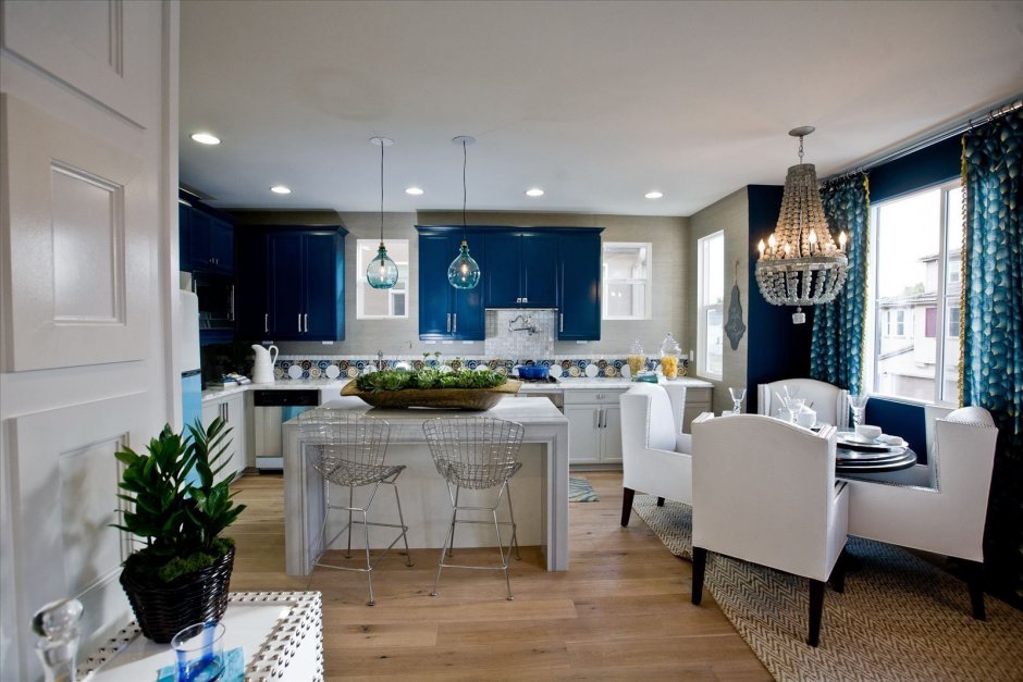 Бело синяя кухня гостиная