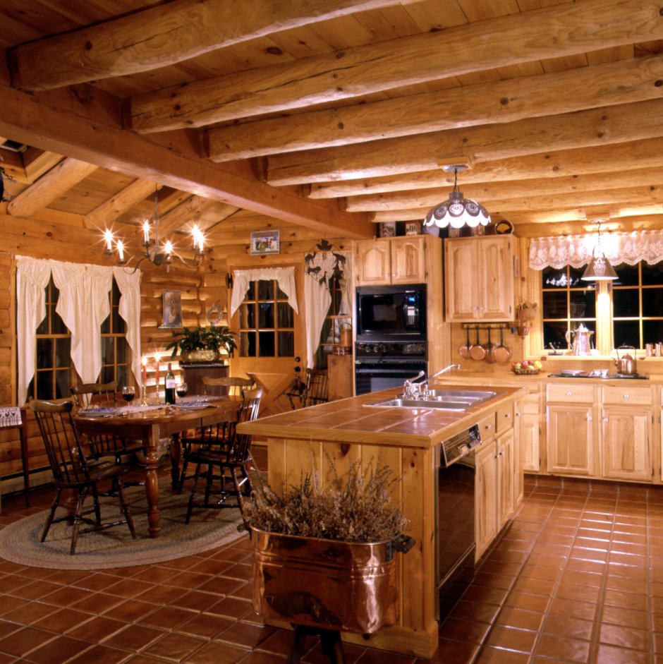 Кухня в деревянном коттедж