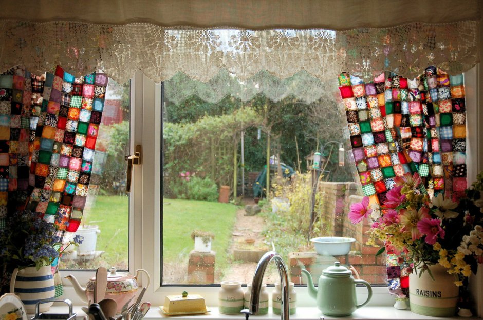 Лоскутные шторы для кухни