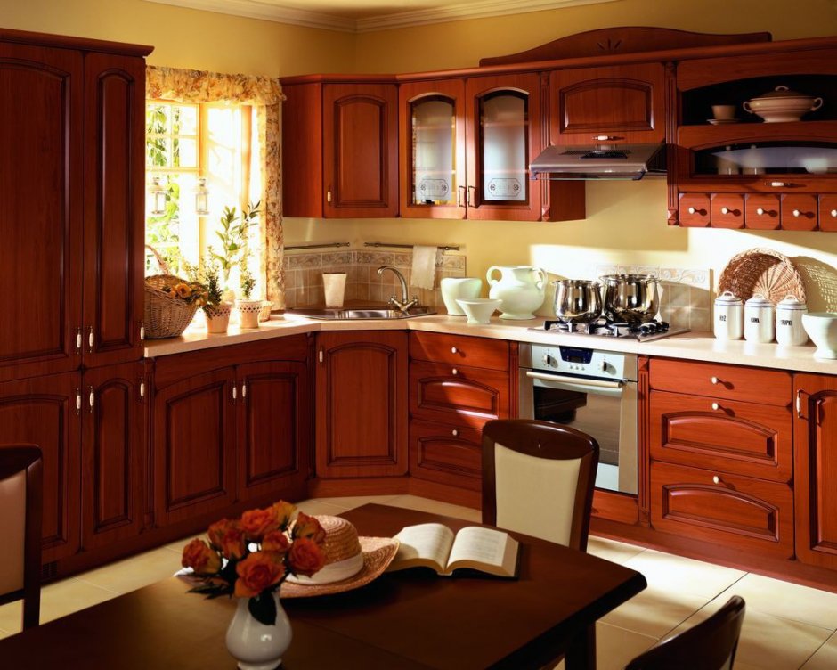 Дизайн кухни из красного дерева