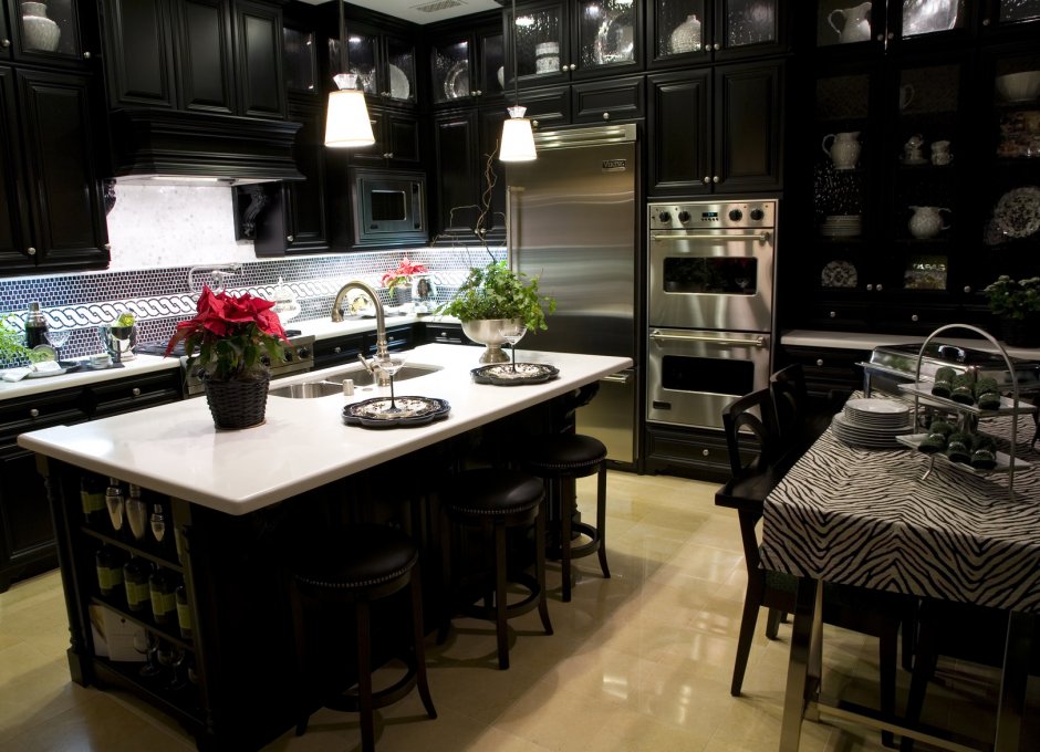 Кухонная мебель черного цвета