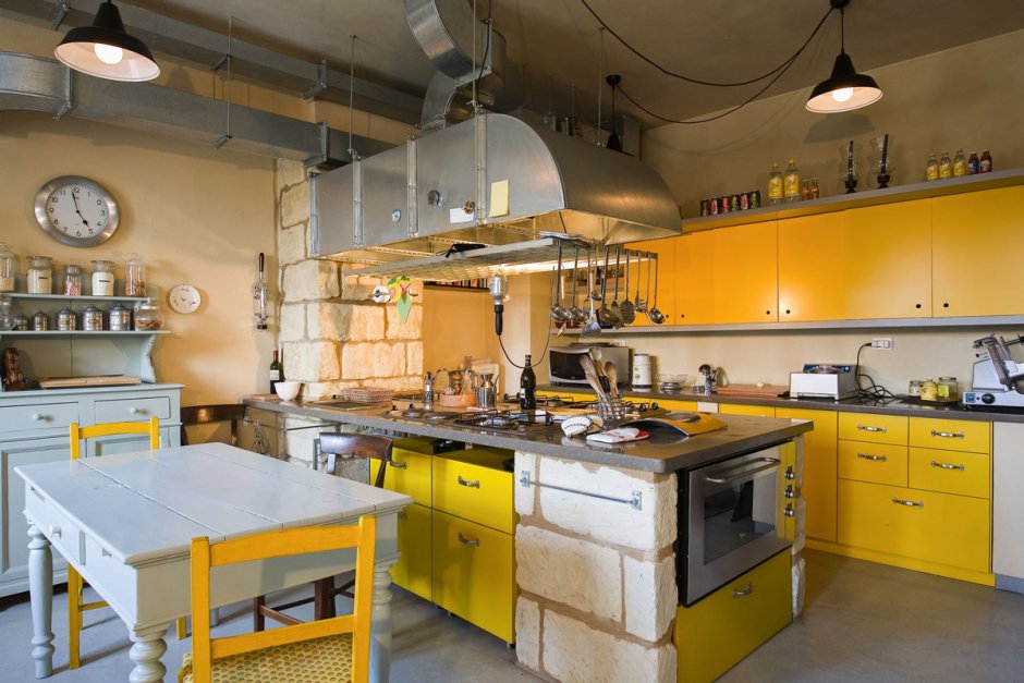 Желтая кухня в деревенском стиле
