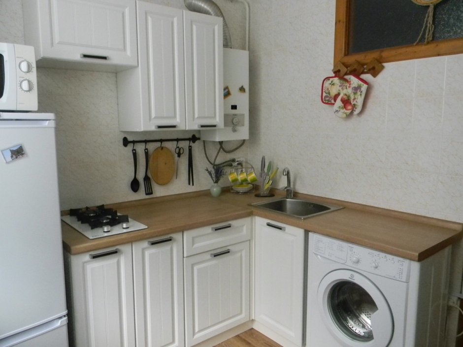 Маленькая кухня со стиралкой и посудомойкой