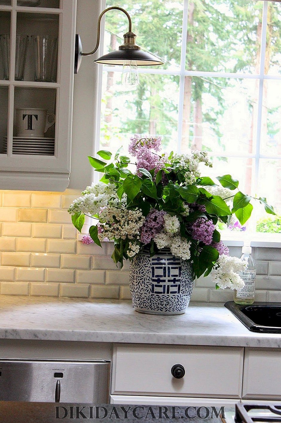 Живые цветы в интерьере кухни