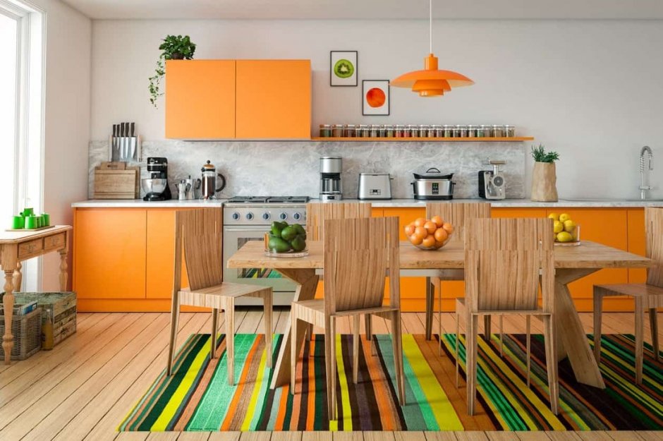 Оранжевая кухня с деревом в интерьере кухни