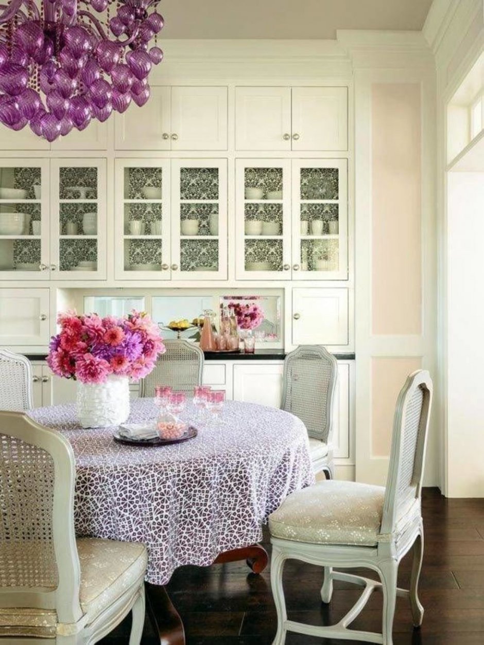 Белая кухня с розовыми стульями (34 фото)