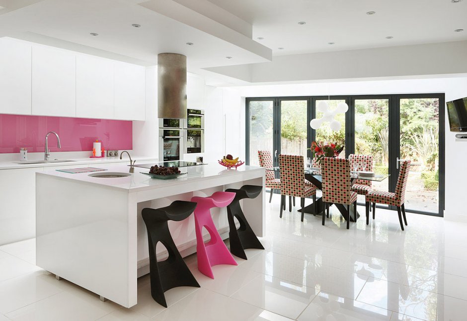 Белая кухня с розовыми стульями