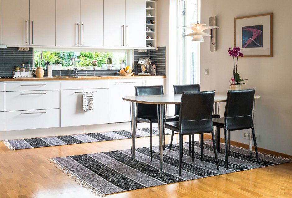 Интерьер кухни с ковром на полу (30 фото)