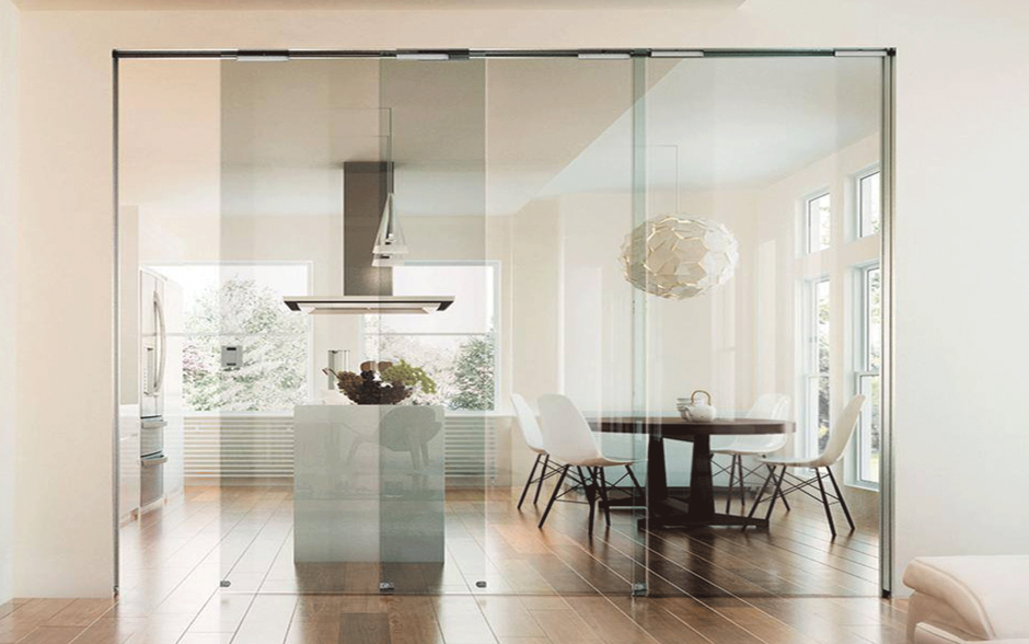 Раздвижная стеклянная перегородка между кухней и гостиной