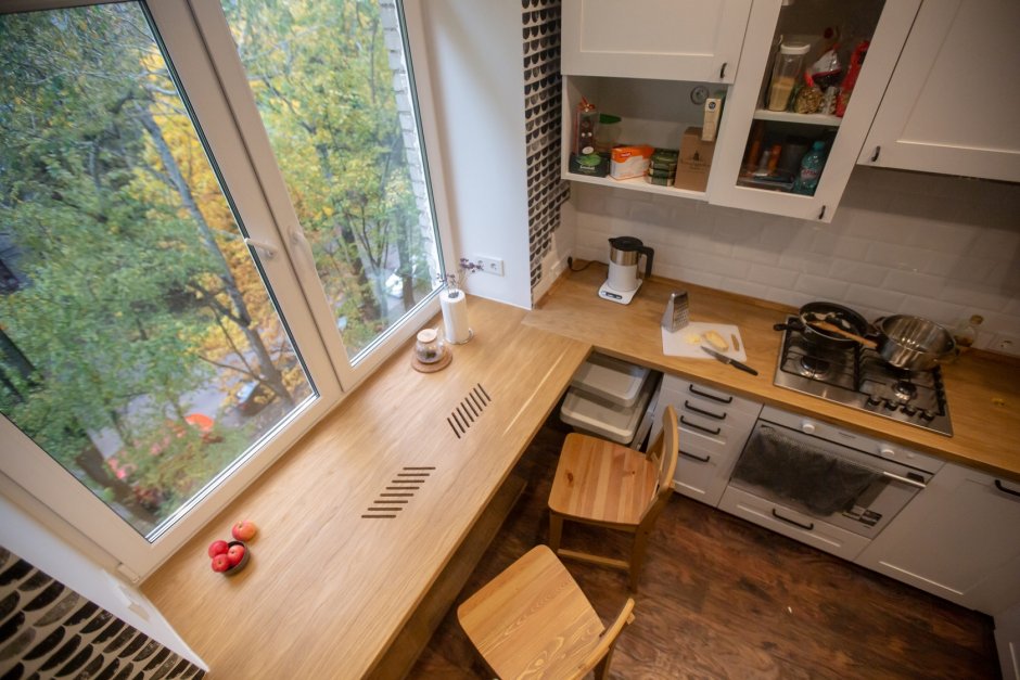 Кухня со столешницей у окна