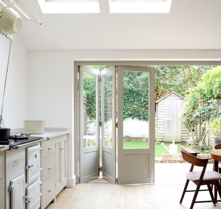 Панорамное окно с дверью на кухне
