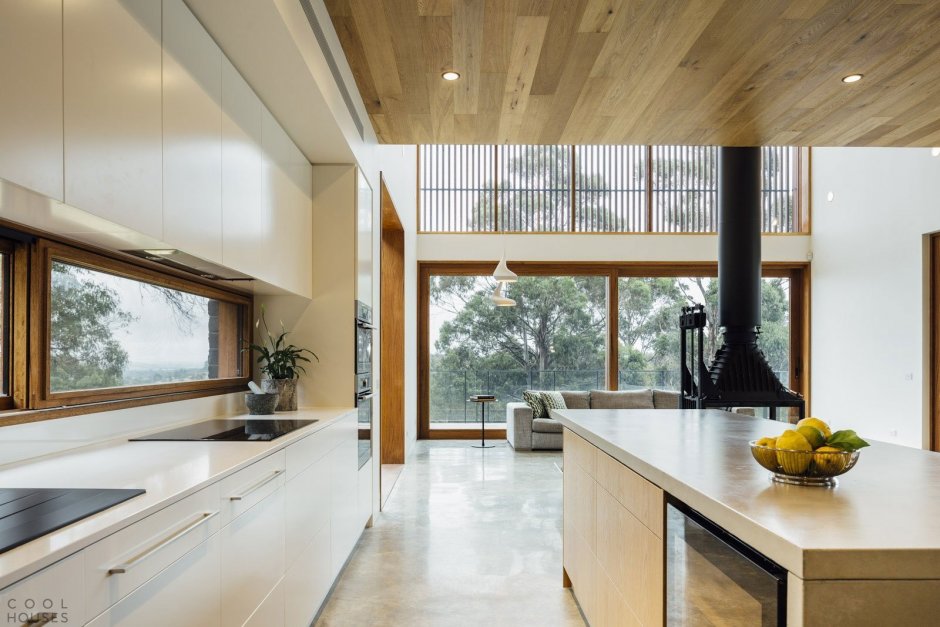 Кухня с панорамными окнами в частном доме