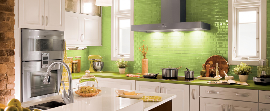 Кухня с зеленой плиткой на стене и желтые обои
