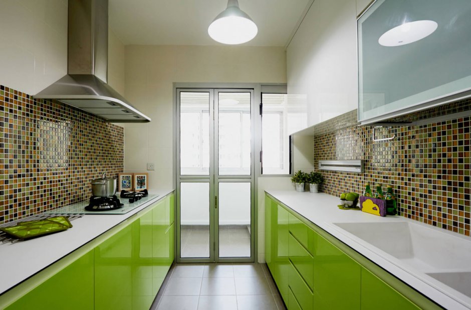 Белая кухня с зеленой плиткой