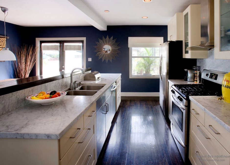 Темно синие стены на кухне