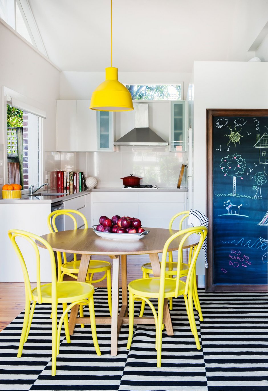 Желтые стулья для кухни в интерьере (33 фото)