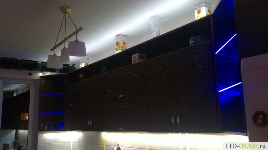Кухонный гарнитур с подсветкой наверху