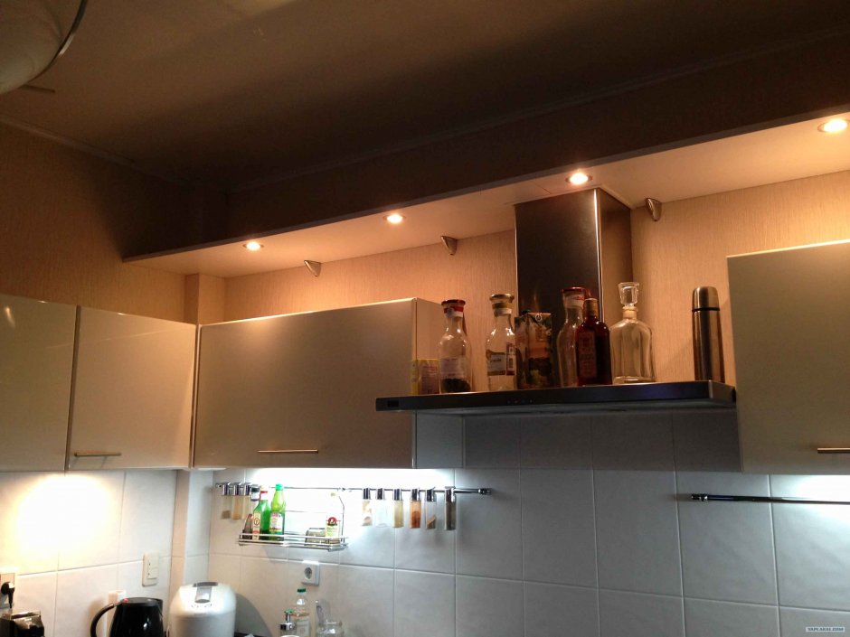 Короб над кухонными шкафами с подсветкой