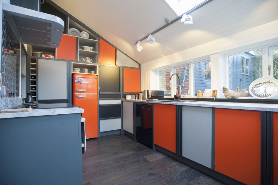 Кухня лофт с оранжевым холодильником