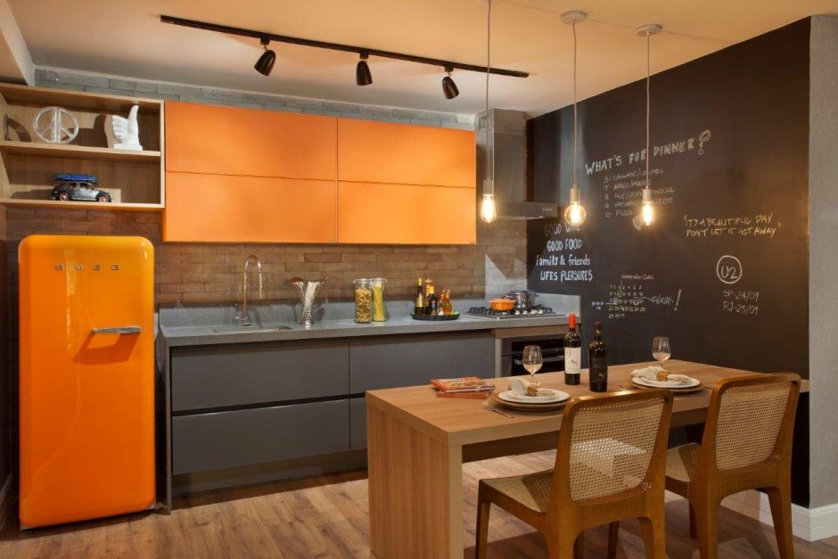 Кухня в стиле лофт оранжевого цвета