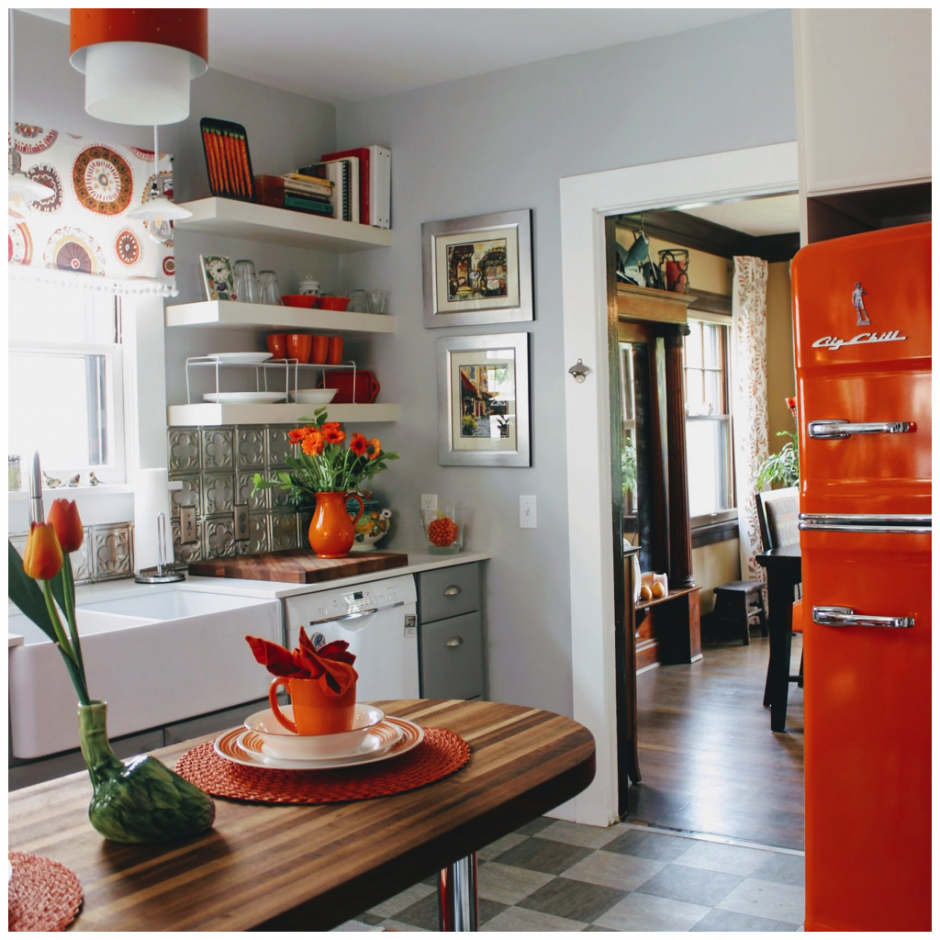 Оранжевый холодильник в интерьере кухни