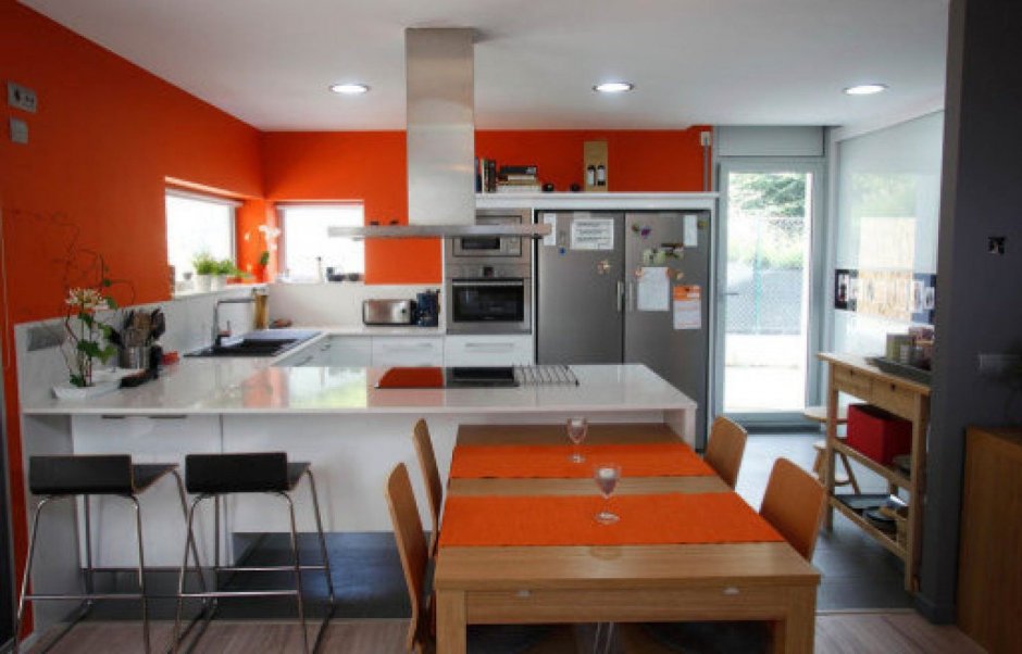 Дизайн оранжевой кухни-гостинной на даче