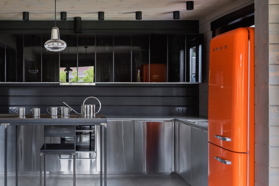 Серая кухня и оранжевый холодильник
