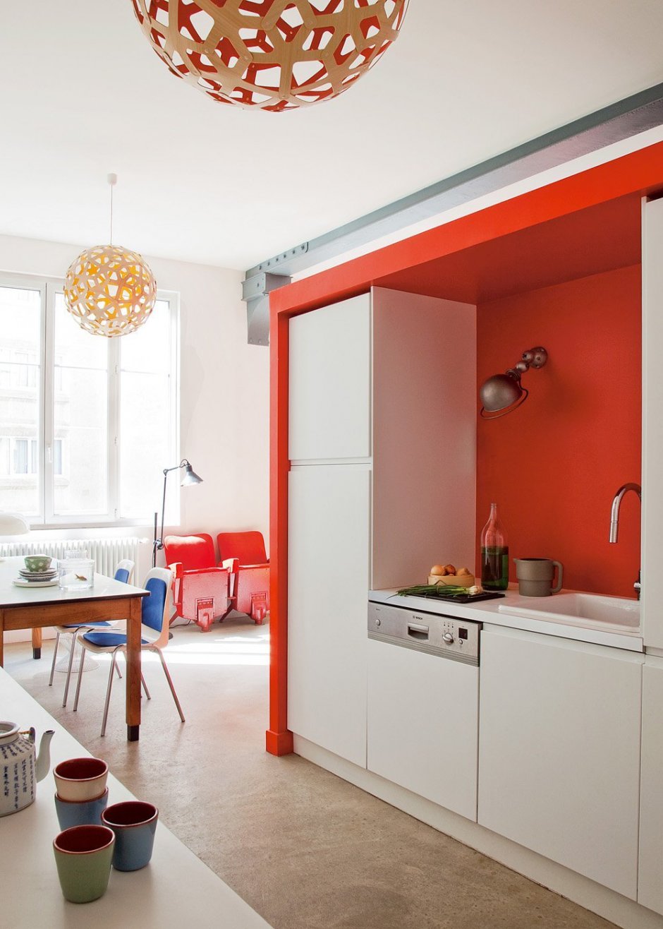 Оранжевый холодильник в интерьере кухни