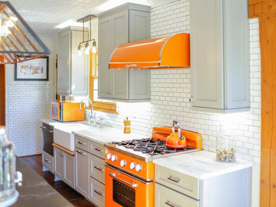 Оранжевая бытовая техника в интерьере кухни
