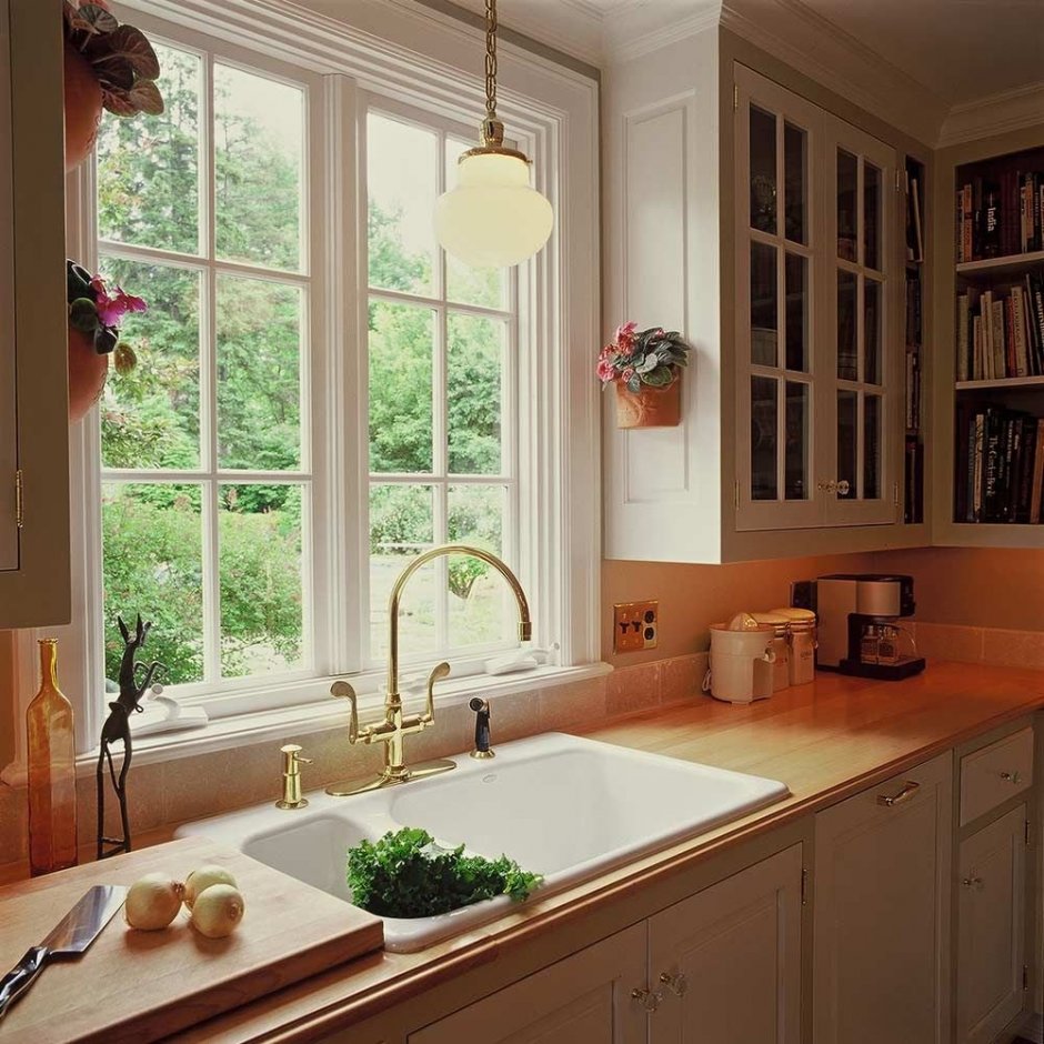 Интерьер квадратной кухни с окном