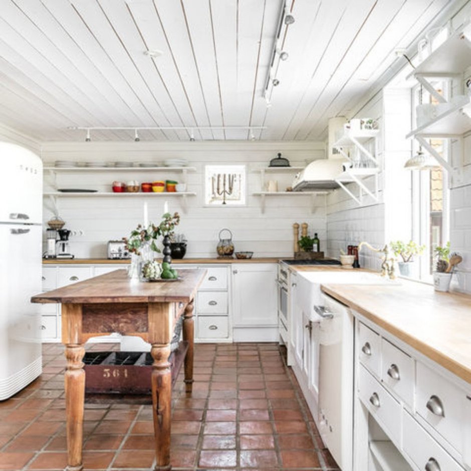 Бело деревянная кухня