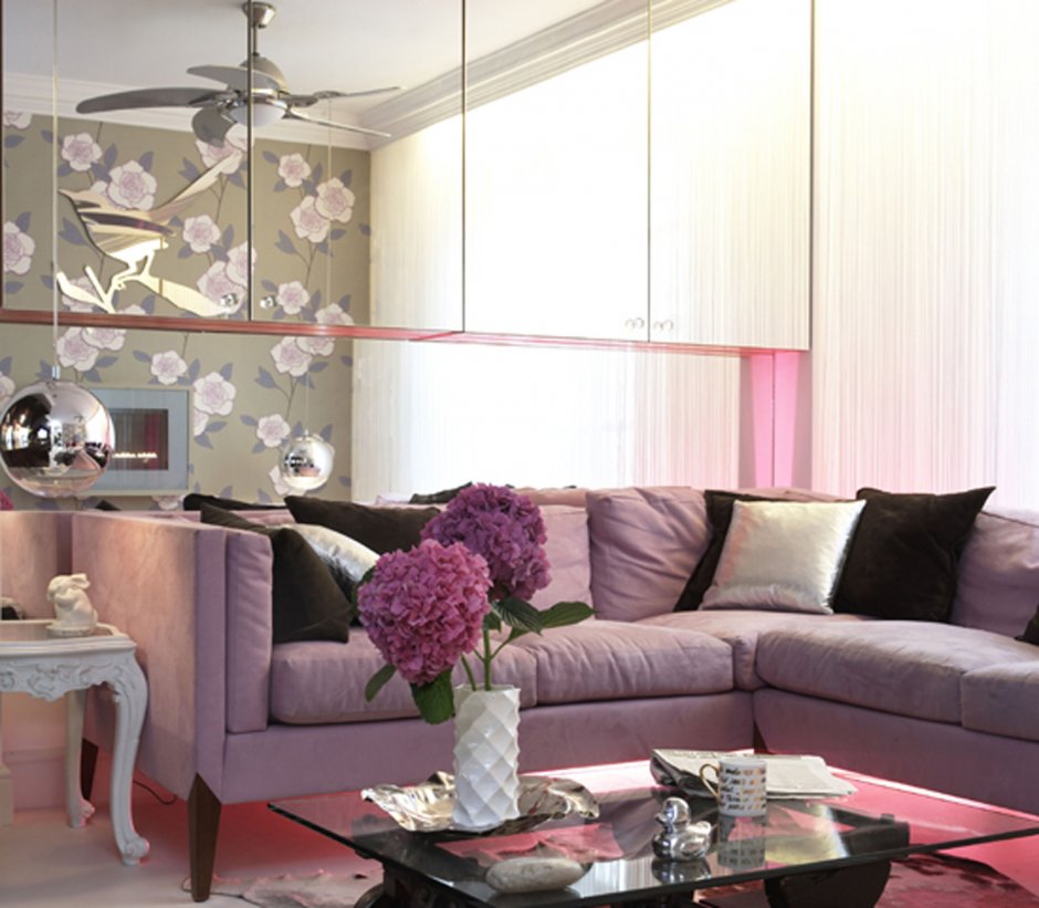 Розово-сиреневый цвета в интерьере гостиной