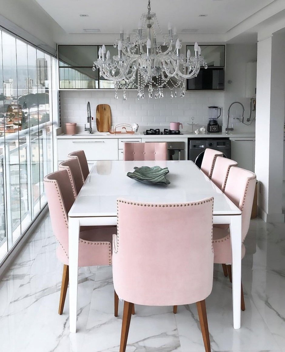 Серо розовая гостиная столовая
