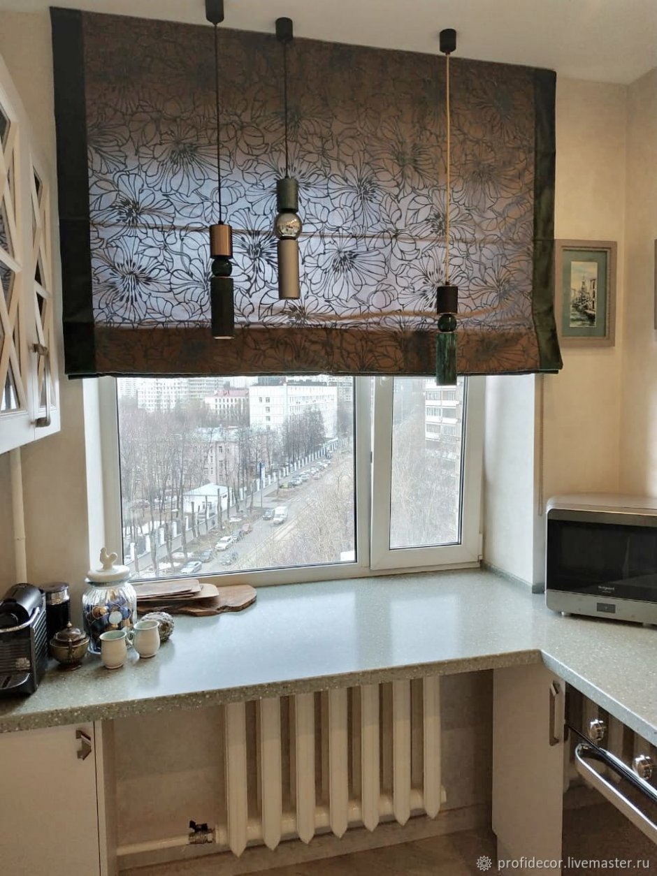Рулонные и римские шторы на кухню