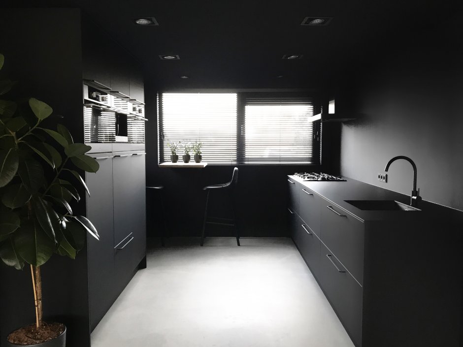 Чёрный матовый потолок на кухне