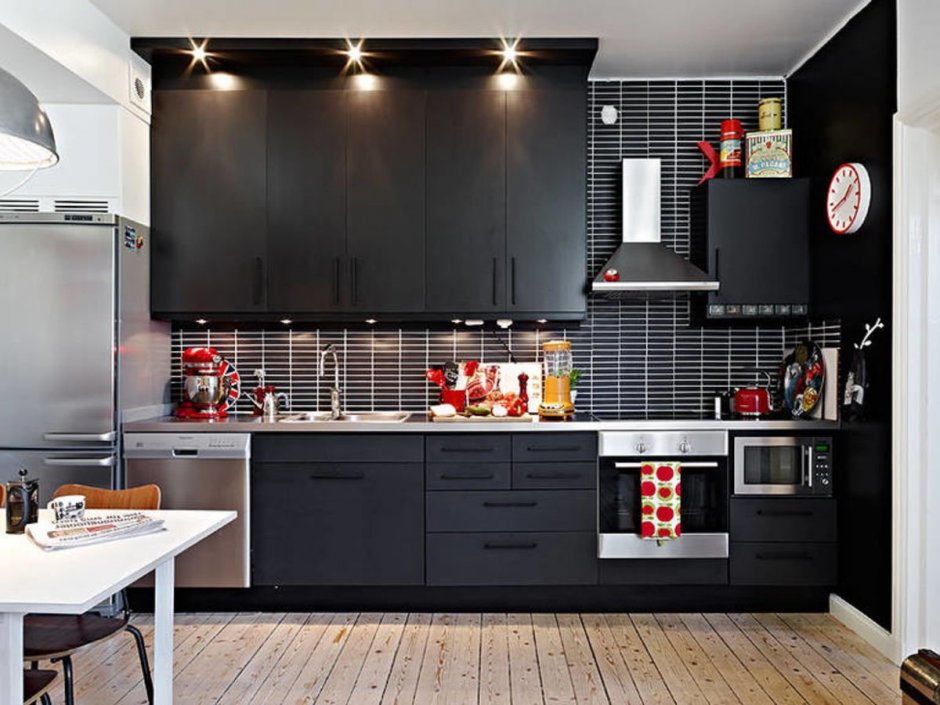 Кухонный гарнитур черного цвета