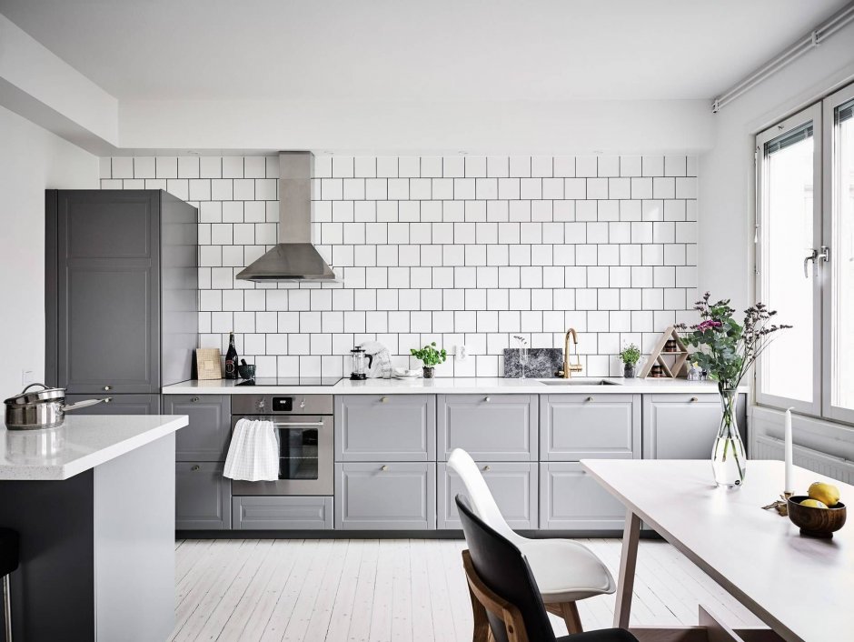 Белая кухня с серой плиткой (35 фото)