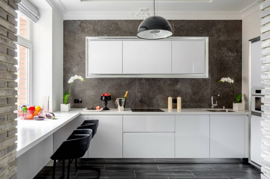 Белая кухня с серой плиткой