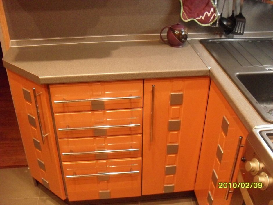 Скошенный шкаф на кухне