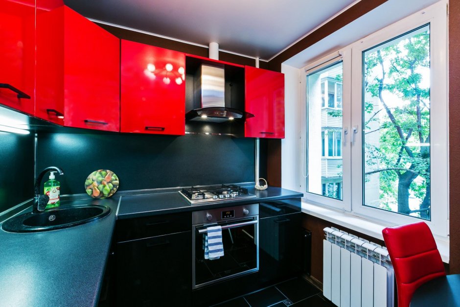 Маленькая кухня в красно черном цвете