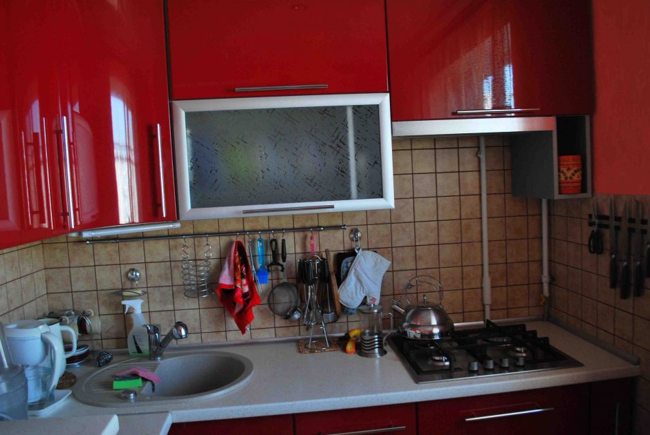 Кухня в красных тонах хрущевка